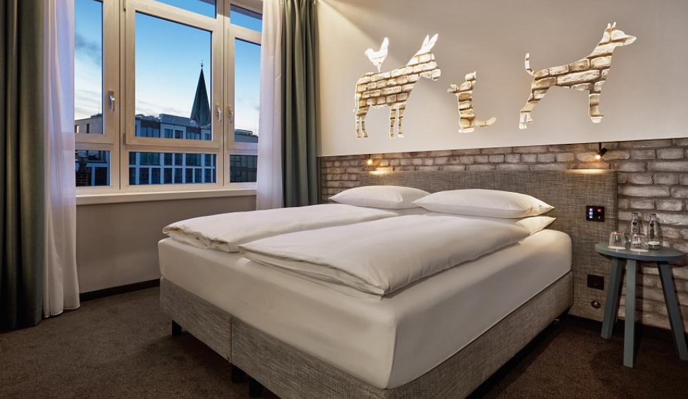 © H+ Hotel Bremen | H+ Hotel Bremen Zimmer Komfort Kingzimmer | 