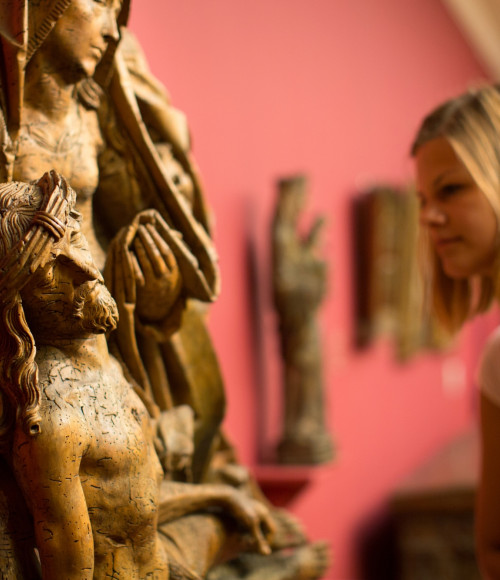 © Museen Böttcherstraße Stiftungs-GmbH / freiraum Fotografie Bremen | Besucherinnen im Ludwig Roselius Museum vor Skulptur Beweinung Christi | 