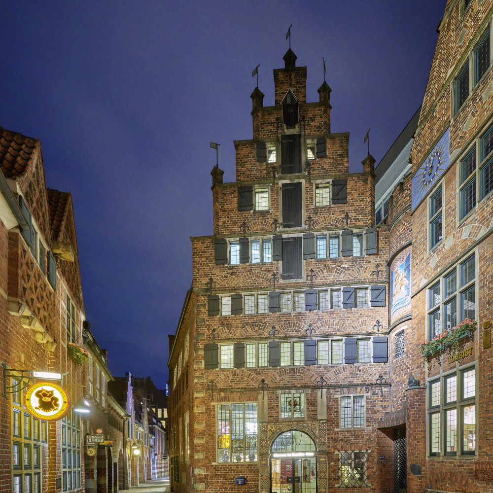 © Museen Böttcherstraße Stiftungs-GmbH / Martin Luther | Blick auf das Ludwig Roselius Museum in der Boettcherstrasse bei Nacht | 