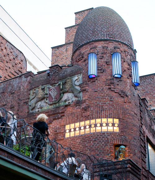 © Museen Böttcherstraße Stiftungs-GmbH / freiraum Fotografie Bremen | Erleuchtete Fassade mit Terrasse des Paula Modersohn Becker Museums 2 | 